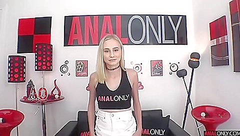 Big ass blonde in missionary position giving a blowjob