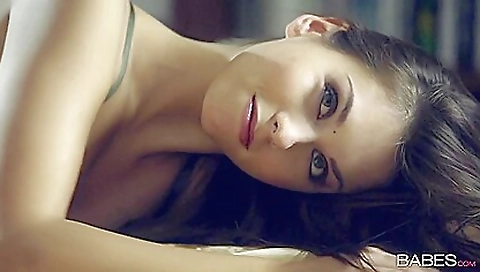 Sabrisse se retrouve dans sa salle de bain et elle se lave ses yeux