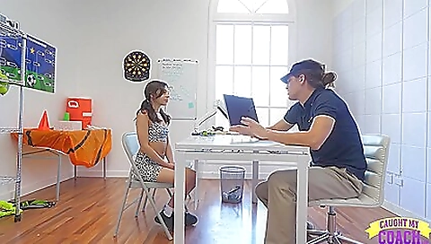 Teen 18+ brunette gets her cunt deepthroat by the camera