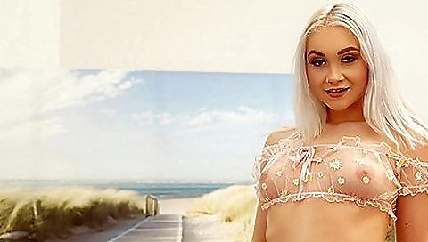 Stunning blonde babe shows off her body and gets off in vr