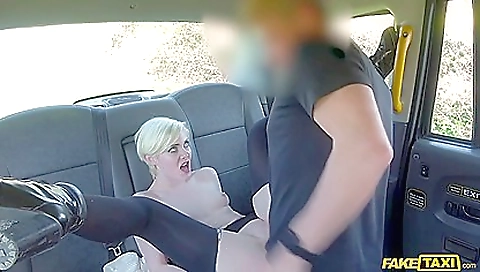 Blonde blonde gets licked by her boyfriend in the car